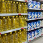 Rayon de supermarché en Tunisie avec bidons d'huile végétale et boîtes de fromage fondu