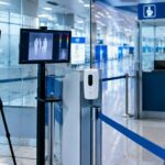 Point de contrôle sanitaire avec caméra thermique dans un aéroport, surveillance d'Ebola
