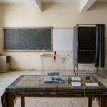 Urne transparente et bulletins de vote dans un bureau de vote en Tunisie