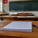 Salle de classe d'un lycée tunisien avec copies d'examen, inscription au bac 2027