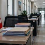 Bureaux d'une administration tunisienne avec dossiers de candidature, recrutement dans la fonction publique